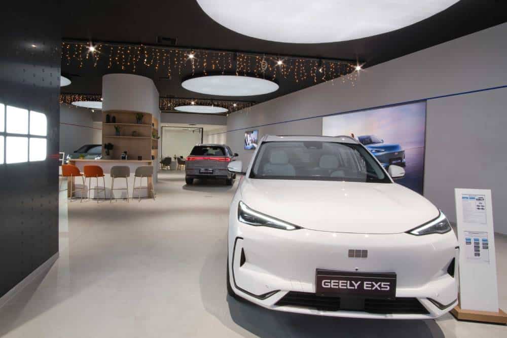 https://autogreeknews.gr/wp-content/uploads/2025/12/geely-experience-store-3-1.jpg