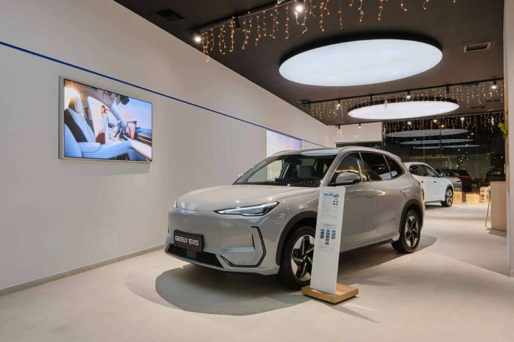 https://autogreeknews.gr/wp-content/uploads/2025/12/geely-experience-store-7-1.jpg