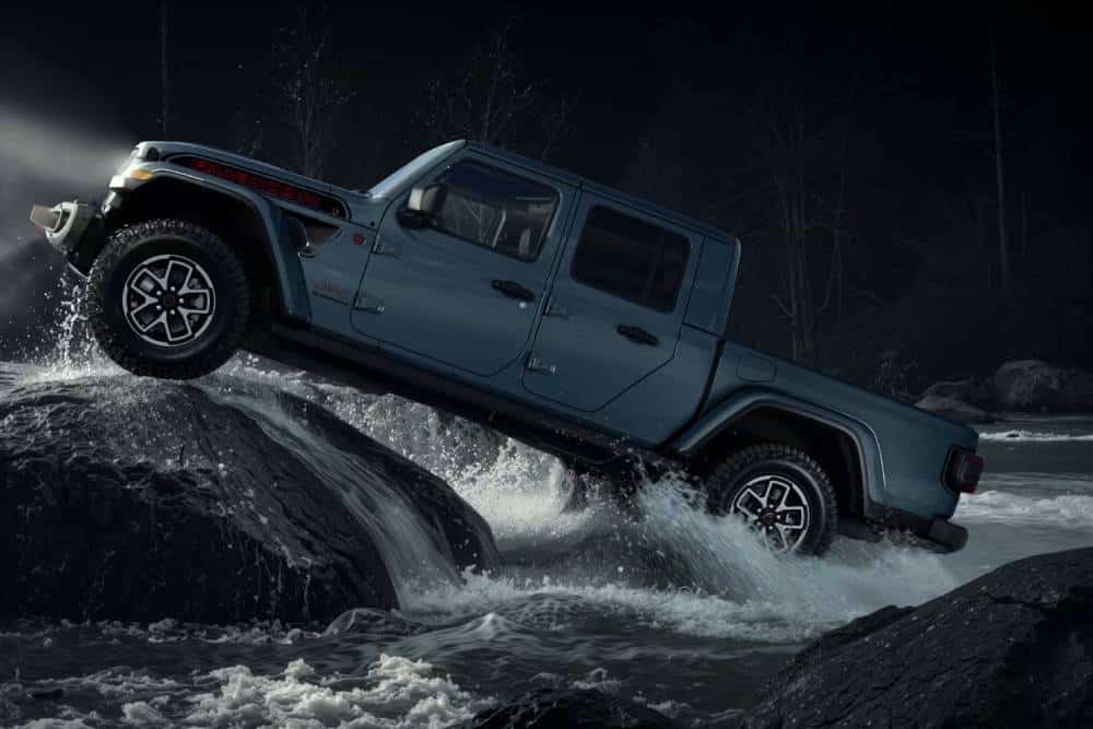 https://autogreeknews.gr/wp-content/uploads/2025/12/jeep-gladiator-sahara-03.jpg