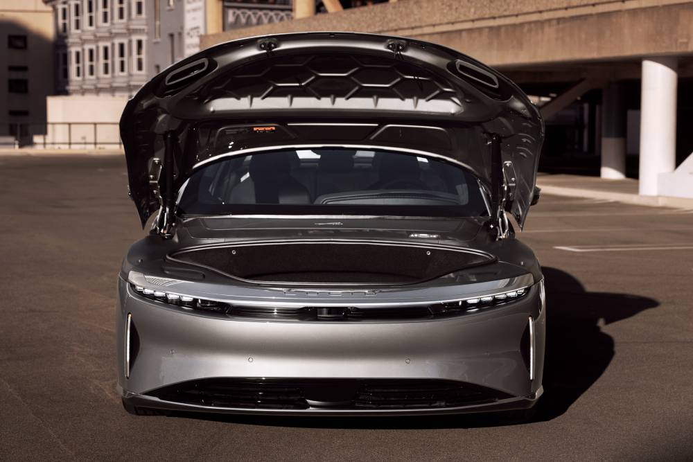 https://autogreeknews.gr/wp-content/uploads/2025/12/lucid_air_touring_95.jpg