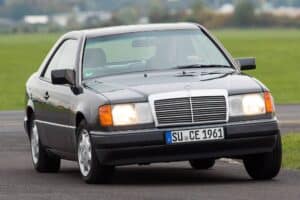 Γιατί η Mercedes W124 είχε μικρότερο καθρέπτη δεξιά;