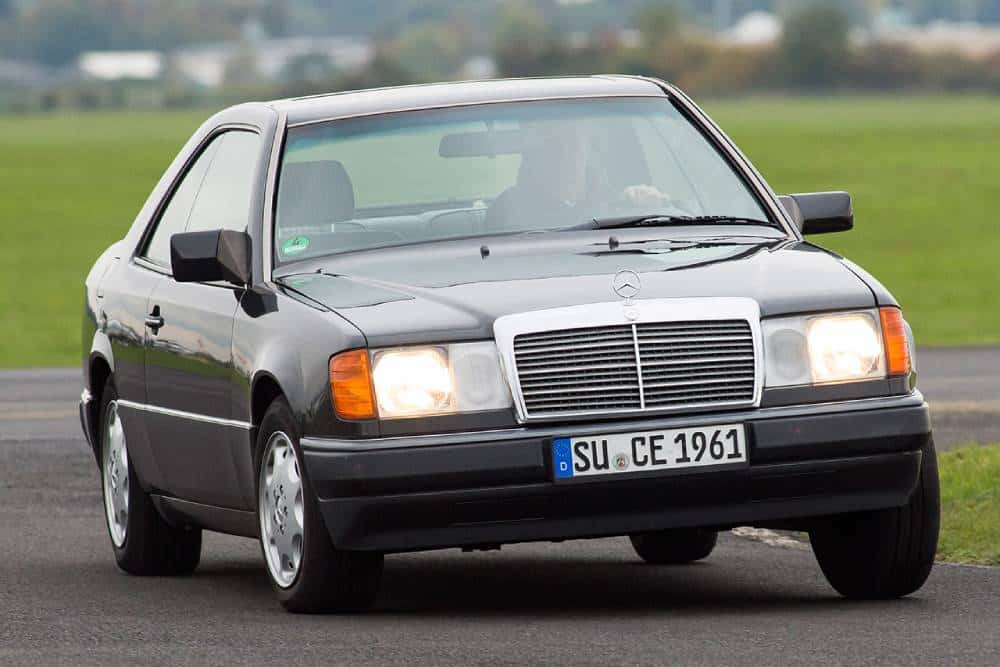 Γιατί η Mercedes W124 είχε μικρότερο καθρέπτη δεξιά;