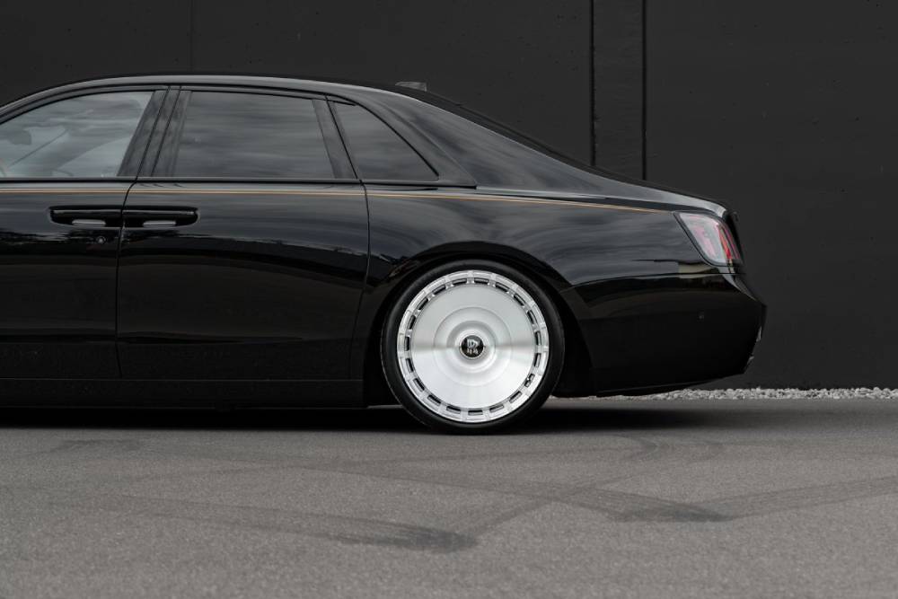 https://autogreeknews.gr/wp-content/uploads/2025/12/novitec-rolls-royce-ghost-black-badge-3.jpg