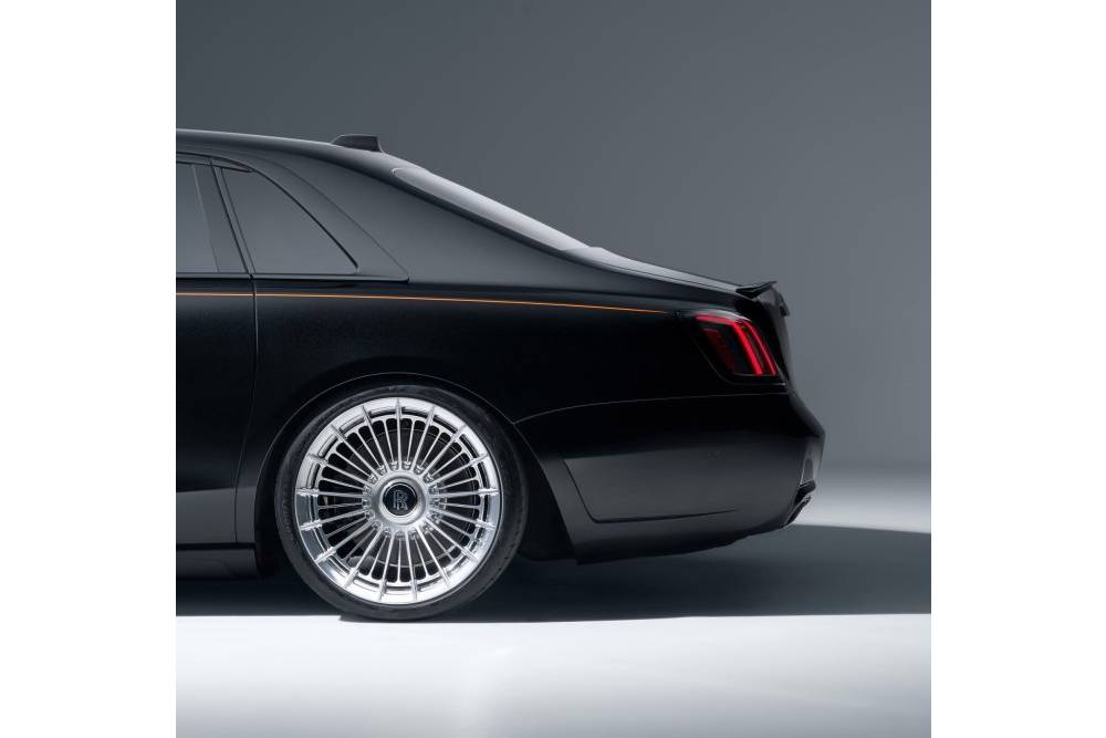 https://autogreeknews.gr/wp-content/uploads/2025/12/novitec-rolls-royce-ghost-black-badge-4.jpg