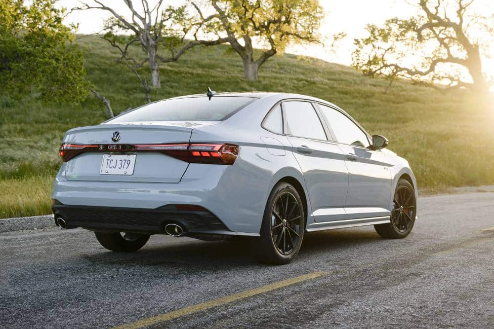 https://autogreeknews.gr/wp-content/uploads/2025/12/volkswagen_jetta_gli_457.jpg