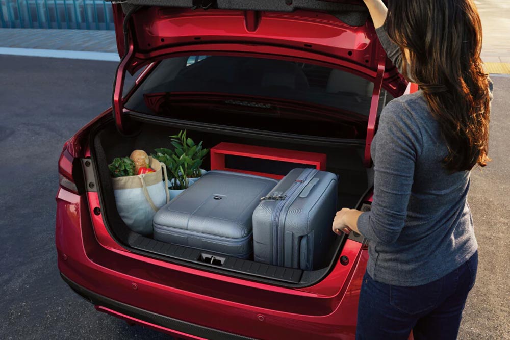 https://autogreeknews.gr/wp-content/uploads/2026/01/6-2025-Nissan-Nissan-Versa-luggage.jpg