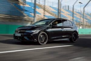 Νέο και σκοτεινό VW Golf R Black Edition με 333 ίππους (+video)