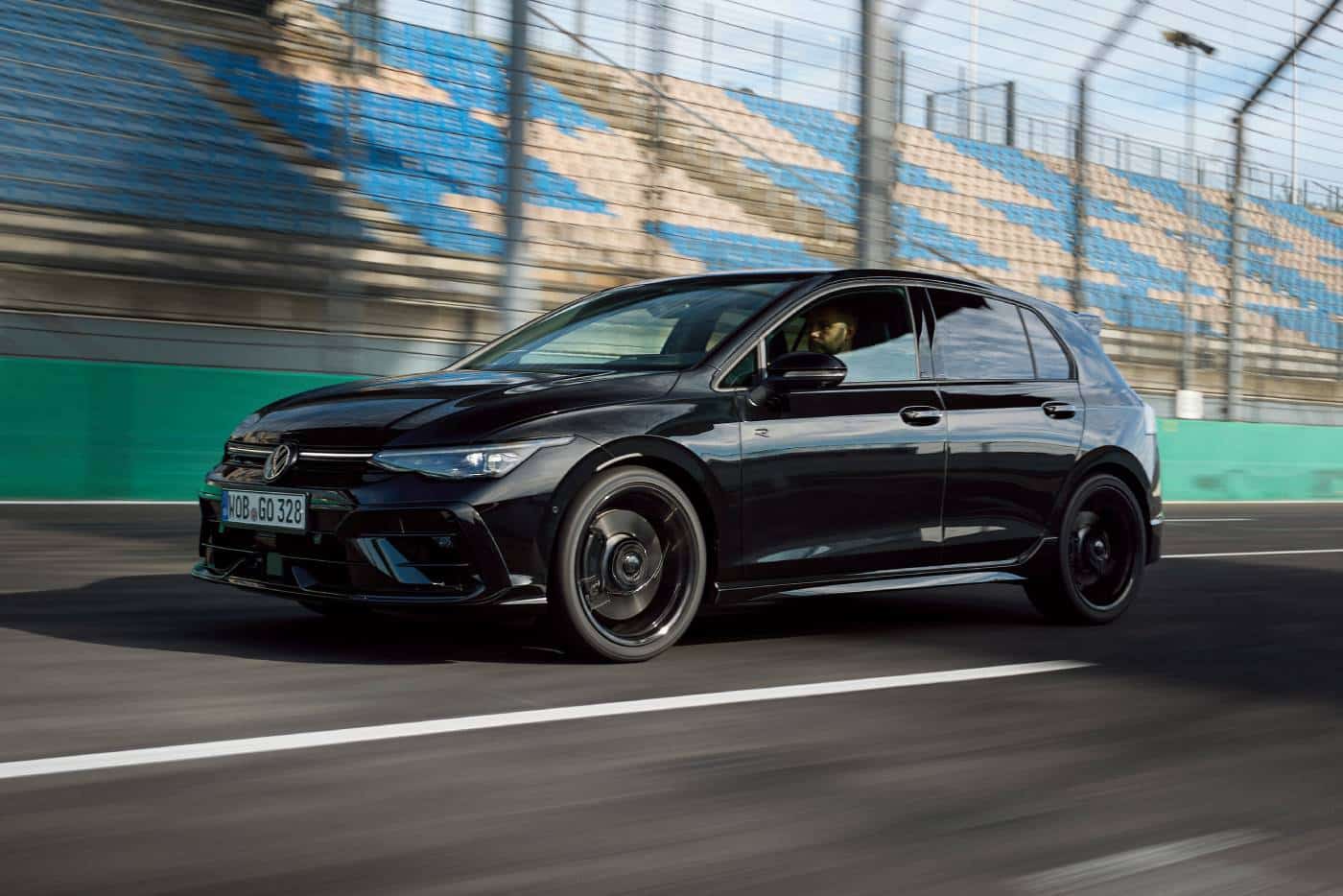 Νέο και σκοτεινό VW Golf R Black Edition με 333 ίππους (+video)