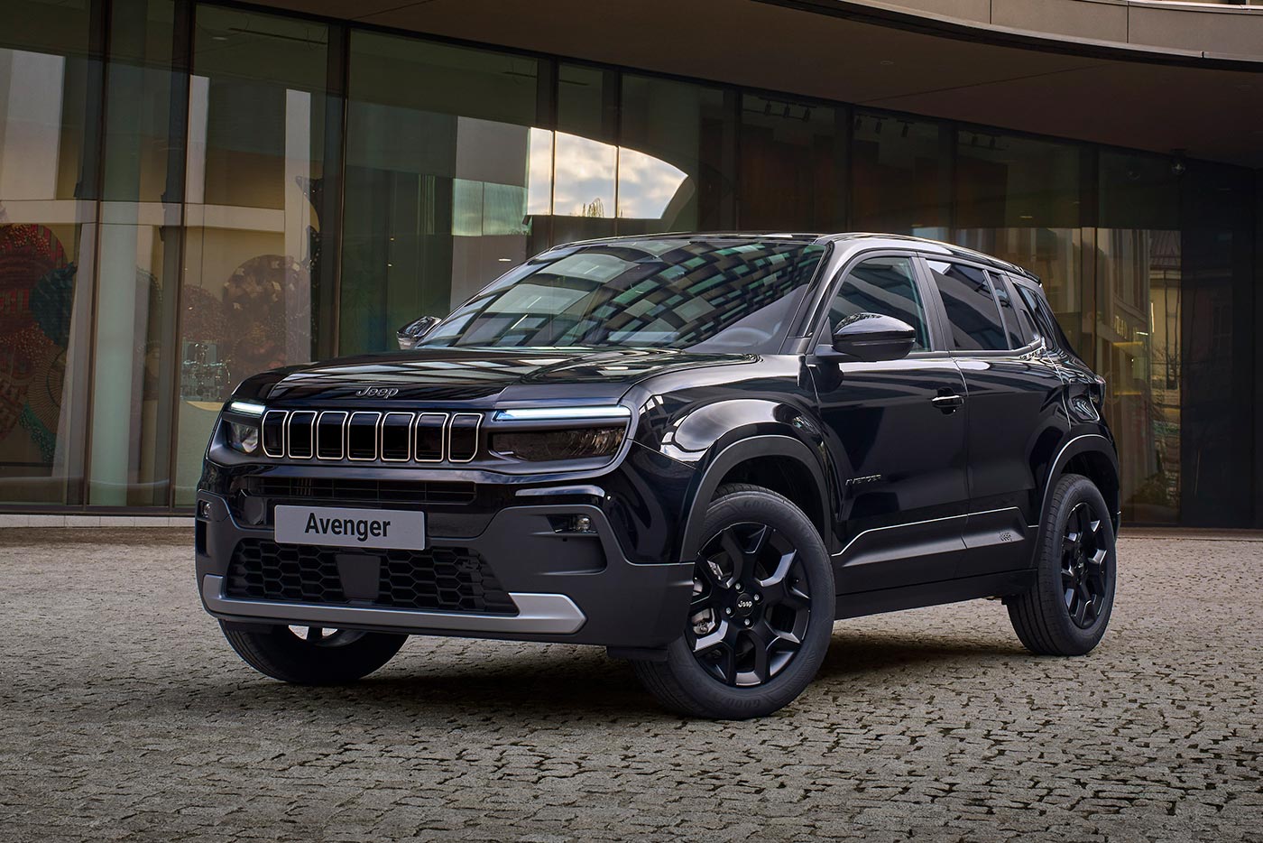 Μαύρος «κύκνος» το νέο Jeep Avenger Black Edition