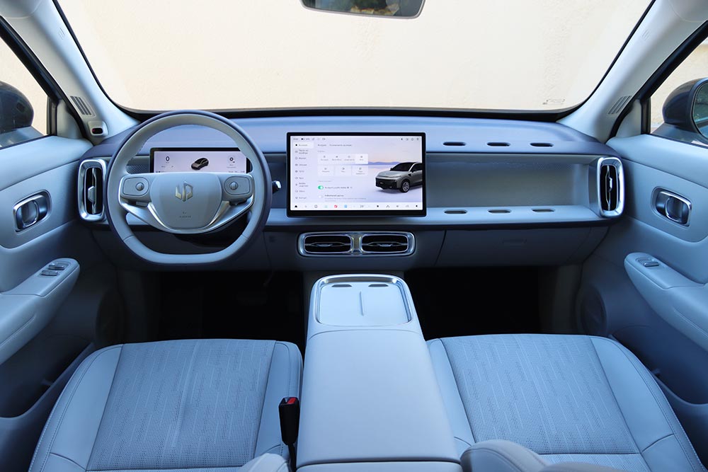 https://autogreeknews.gr/wp-content/uploads/2026/01/Leapmotor-B10-interior-1.jpg