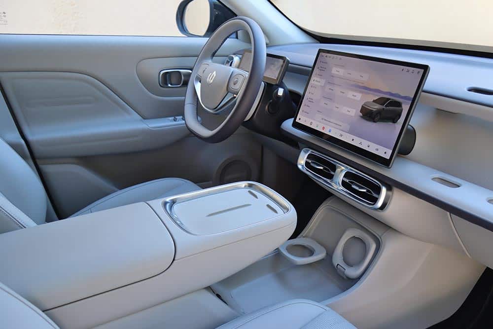 https://autogreeknews.gr/wp-content/uploads/2026/01/Leapmotor-B10-interior-20.jpg
