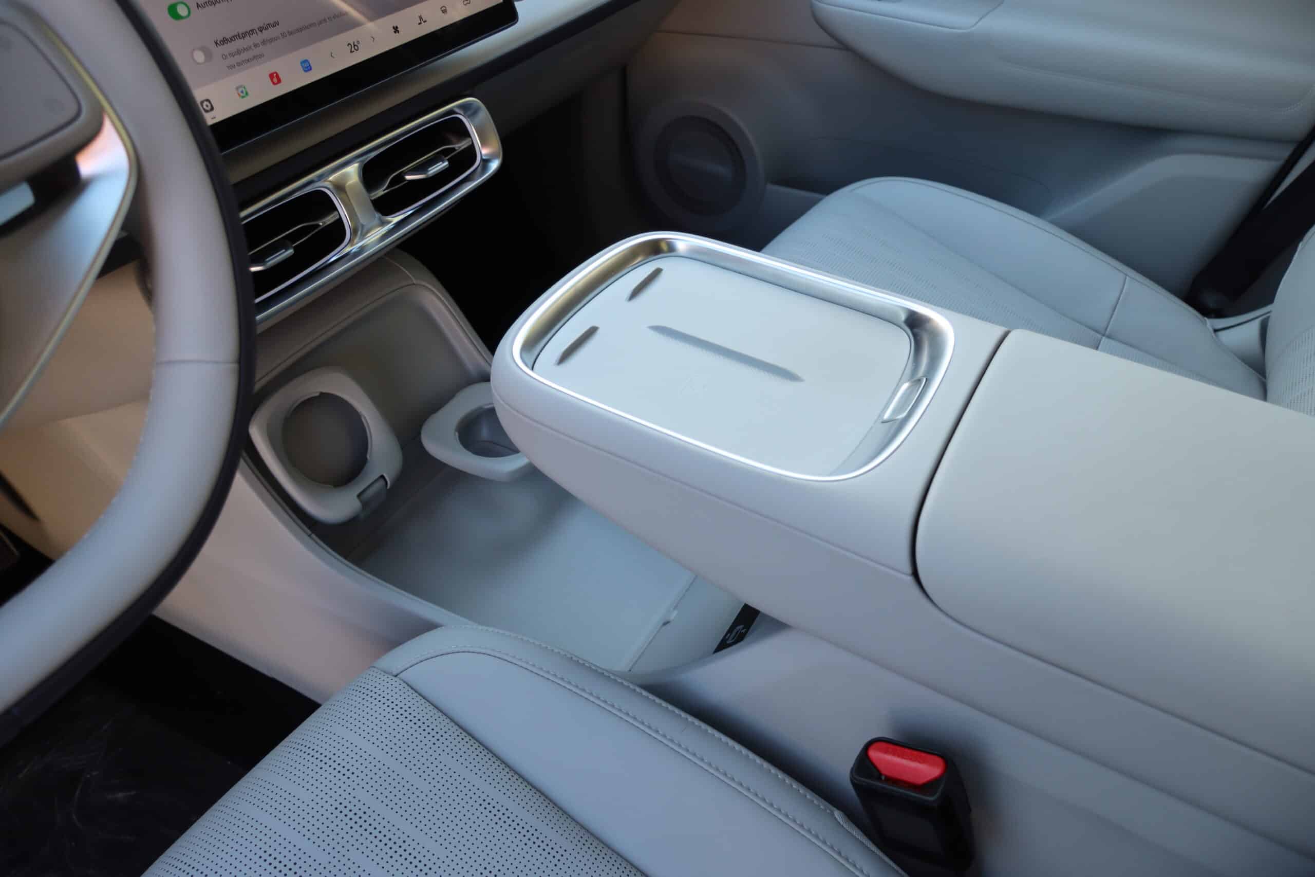 https://autogreeknews.gr/wp-content/uploads/2026/01/Leapmotor-B10-interior-4-scaled.jpg