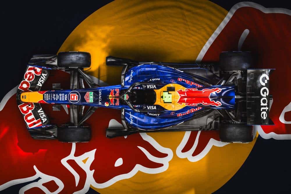 https://autogreeknews.gr/wp-content/uploads/2026/01/Oracle_Red_Bull_Racing_Red-Bull-Ford-Powertrains_02-1.jpg
