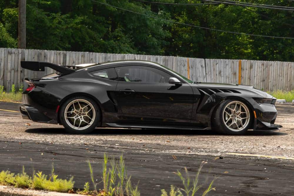 https://autogreeknews.gr/wp-content/uploads/2026/01/black-mustang-gtd-with-gold-wheels-1.jpg