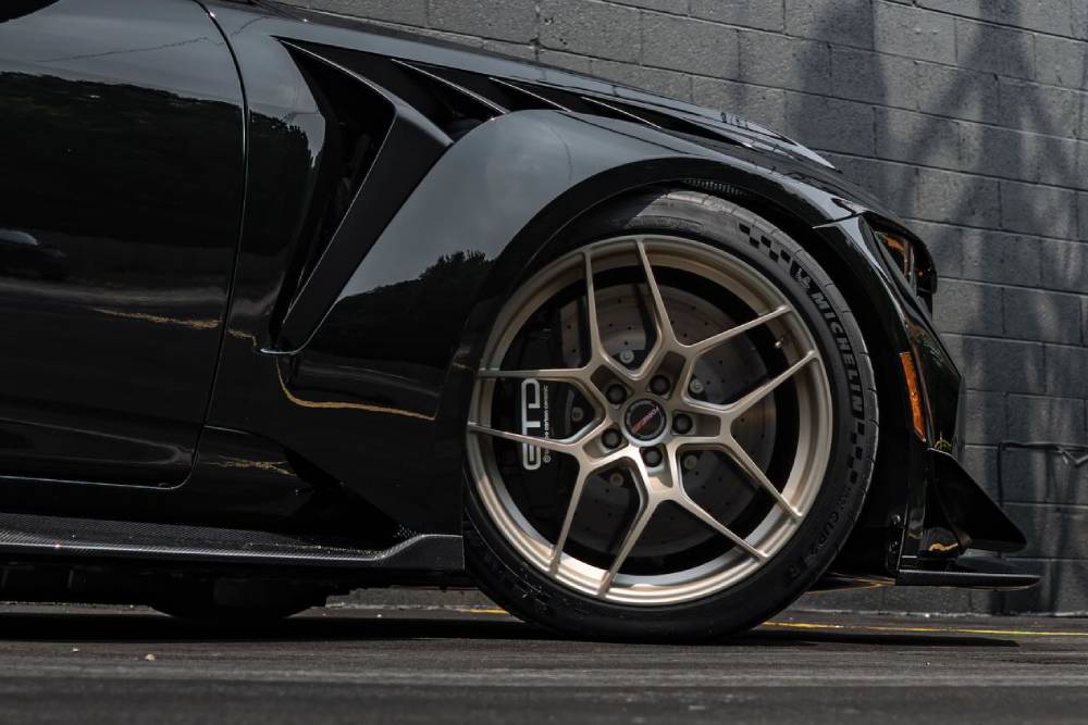 https://autogreeknews.gr/wp-content/uploads/2026/01/black-mustang-gtd-with-gold-wheels-3.jpg
