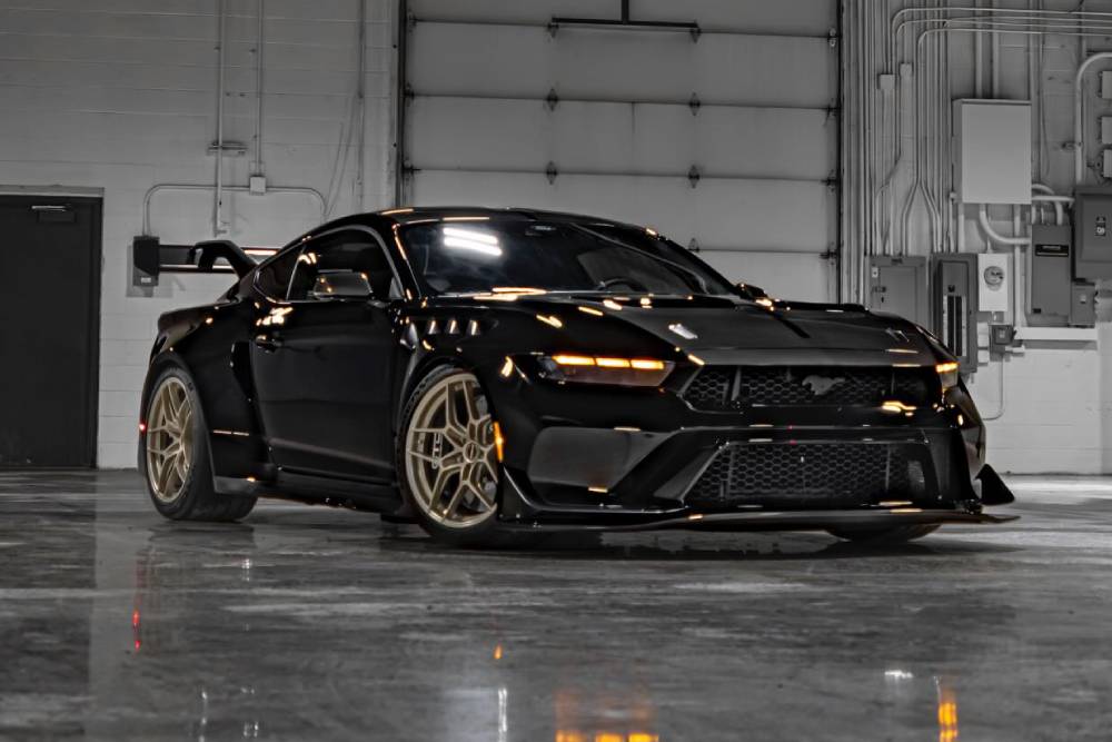 https://autogreeknews.gr/wp-content/uploads/2026/01/black-mustang-gtd-with-gold-wheels-4.jpg