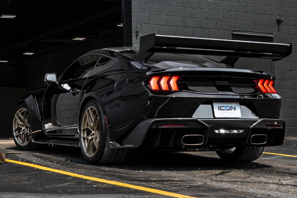 https://autogreeknews.gr/wp-content/uploads/2026/01/black-mustang-gtd-with-gold-wheels-5.jpg