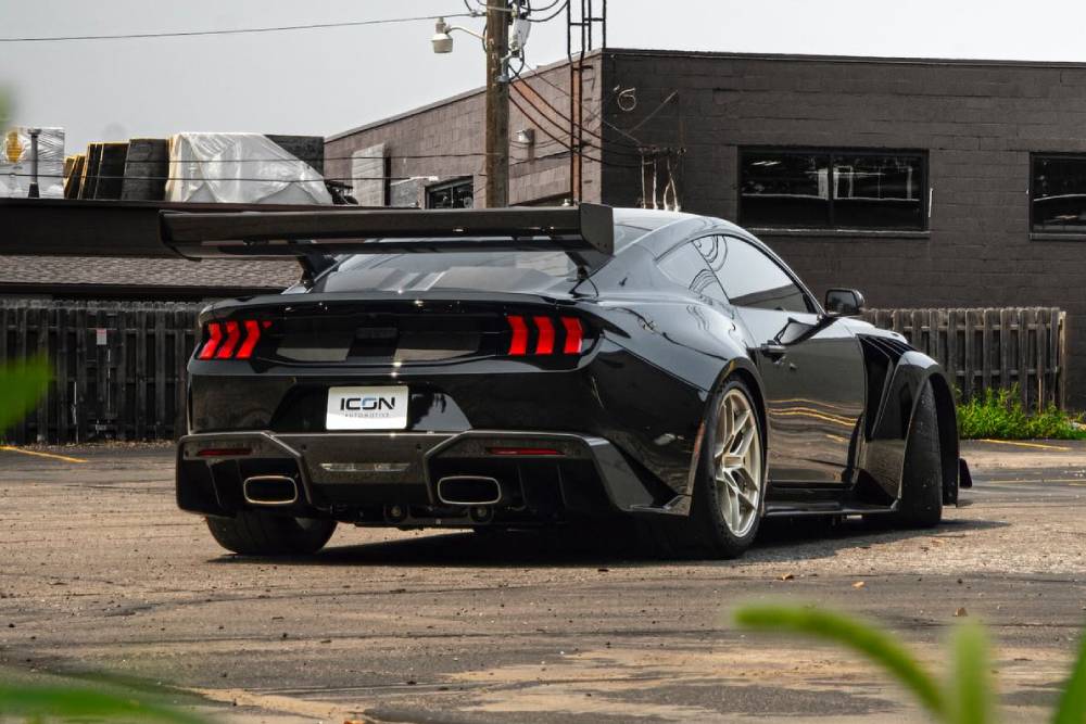 https://autogreeknews.gr/wp-content/uploads/2026/01/black-mustang-gtd-with-gold-wheels-6.jpg