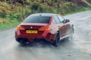 Η BMW M5 χάνει πάνω από 40 άλογα για τις εκπομπές ρύπων