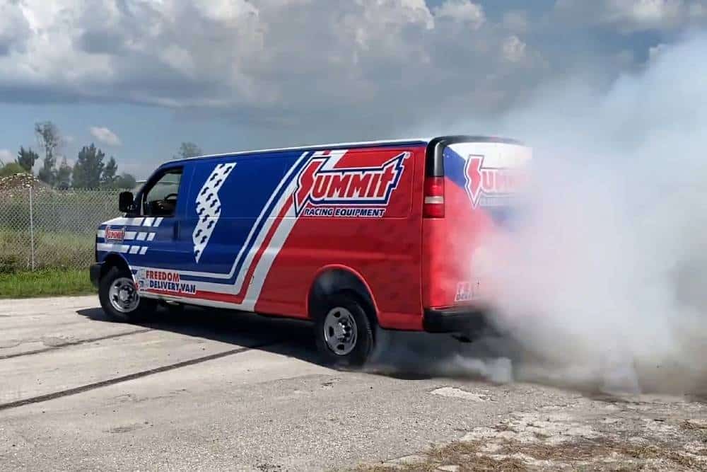 https://autogreeknews.gr/wp-content/uploads/2026/01/gmc-savana-burnout-03.jpg