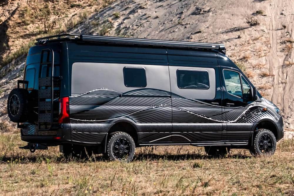 https://autogreeknews.gr/wp-content/uploads/2026/01/mercedes-sprinter-4x4-la-onda-1.jpg