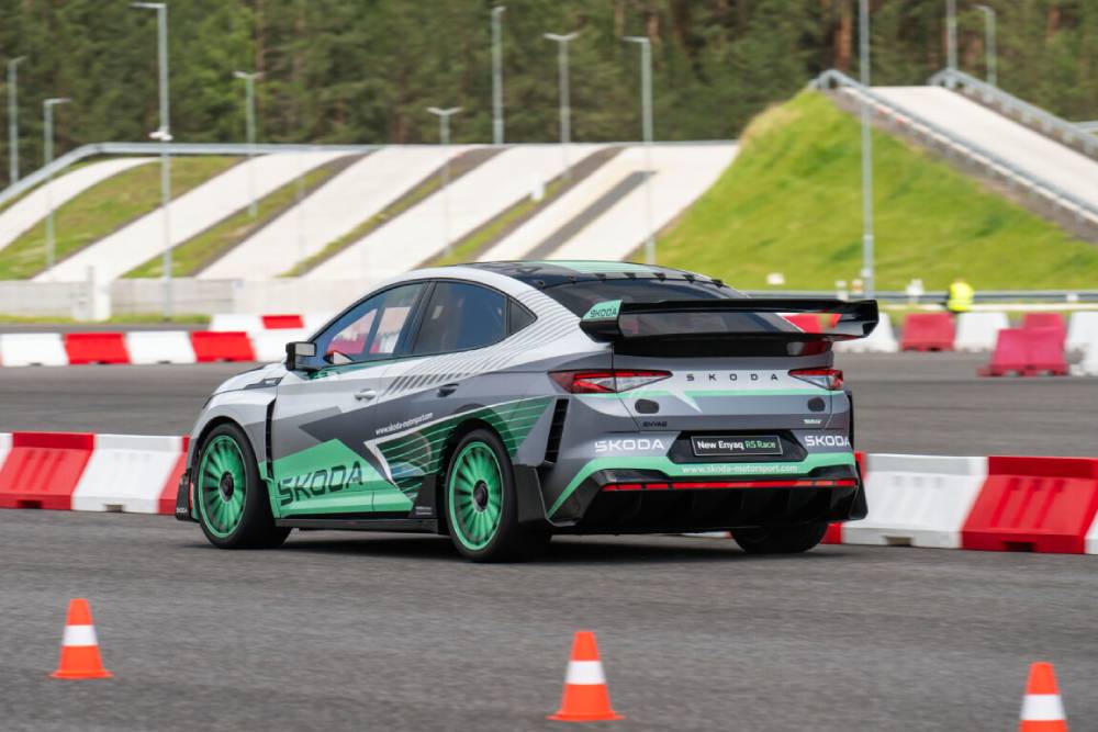 https://autogreeknews.gr/wp-content/uploads/2026/01/skoda-enyaq-rs-race-3.jpg