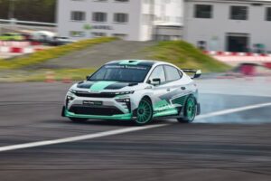 Το Skoda Enyaq RS Race καίει λάστιχο & γιορτάζει (+video)