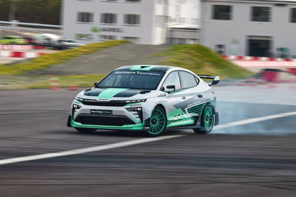 Το Skoda Enyaq RS Race καίει λάστιχο & γιορτάζει (+video)
