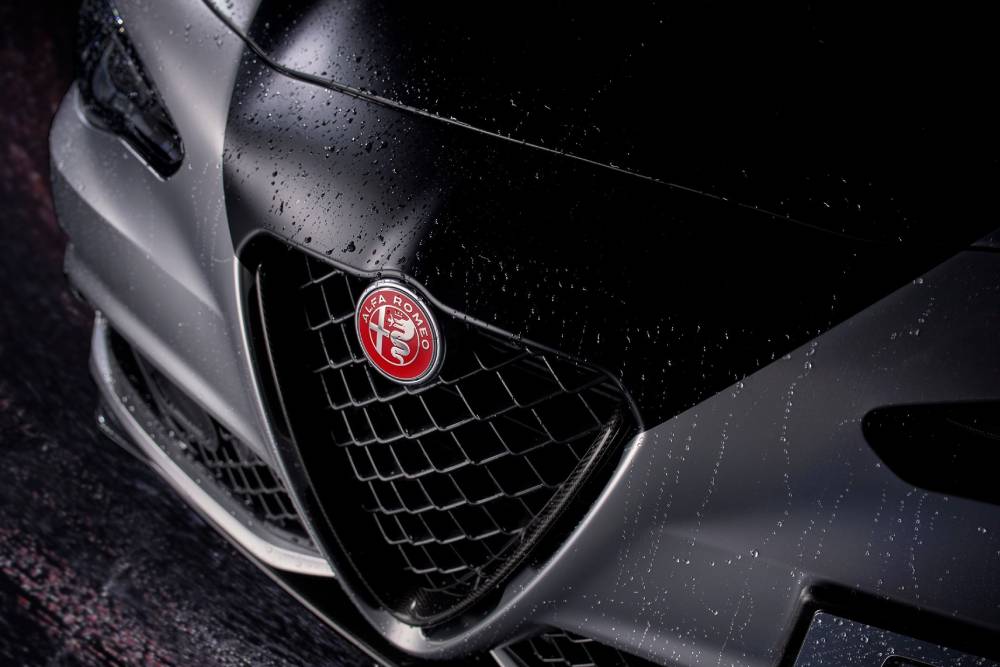 https://autogreeknews.gr/wp-content/uploads/2026/01/special-alfa-romeo-giulia-quadrifoglio-luna-rossa-3.jpg