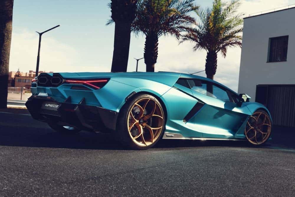 https://autogreeknews.gr/wp-content/uploads/2026/01/teal-lambo-revuelto-on-bespoke-goldllagoscattivofo-1.jpg