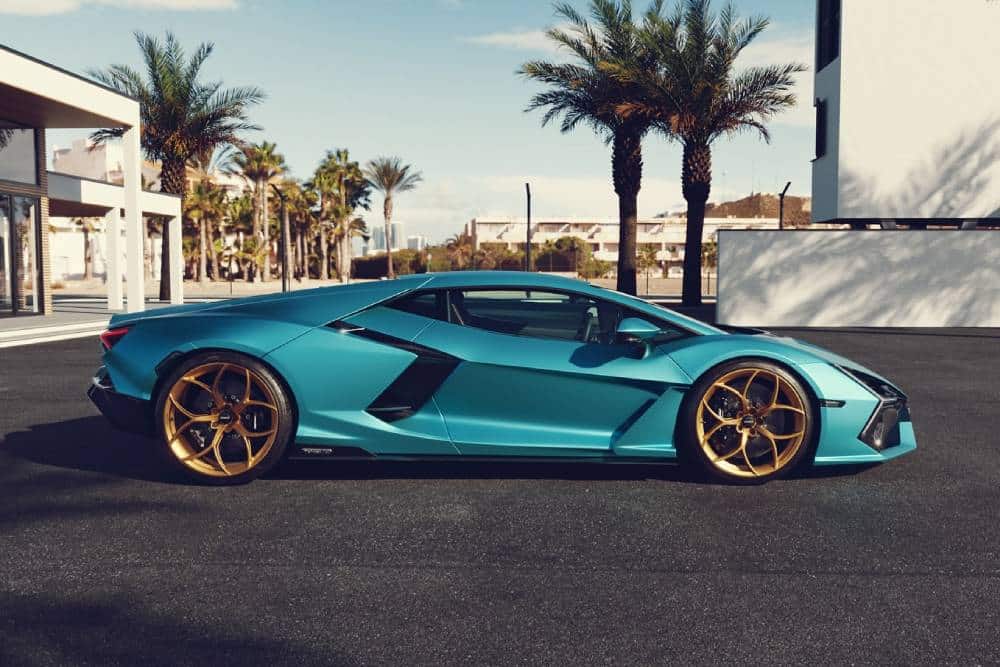 https://autogreeknews.gr/wp-content/uploads/2026/01/teal-lambo-revuelto-on-bespoke-goldllagoscattivofo-2.jpg