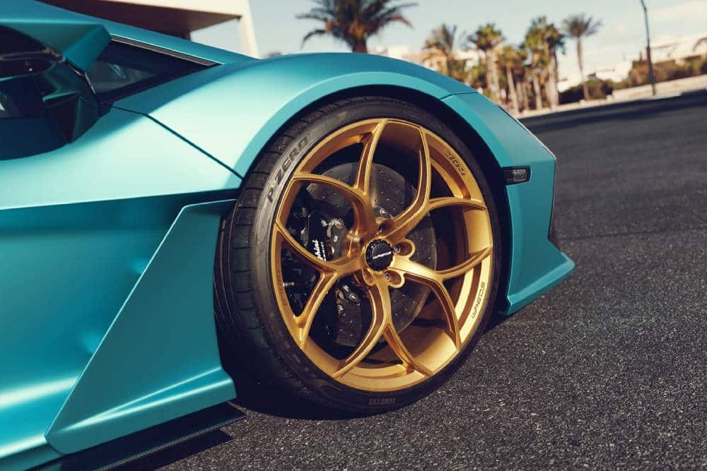 https://autogreeknews.gr/wp-content/uploads/2026/01/teal-lambo-revuelto-on-bespoke-goldllagoscattivofo-3.jpg
