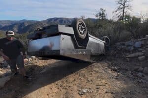 tesla-cybertruck-with-no-brakes-flips-over-on-an-o (1)