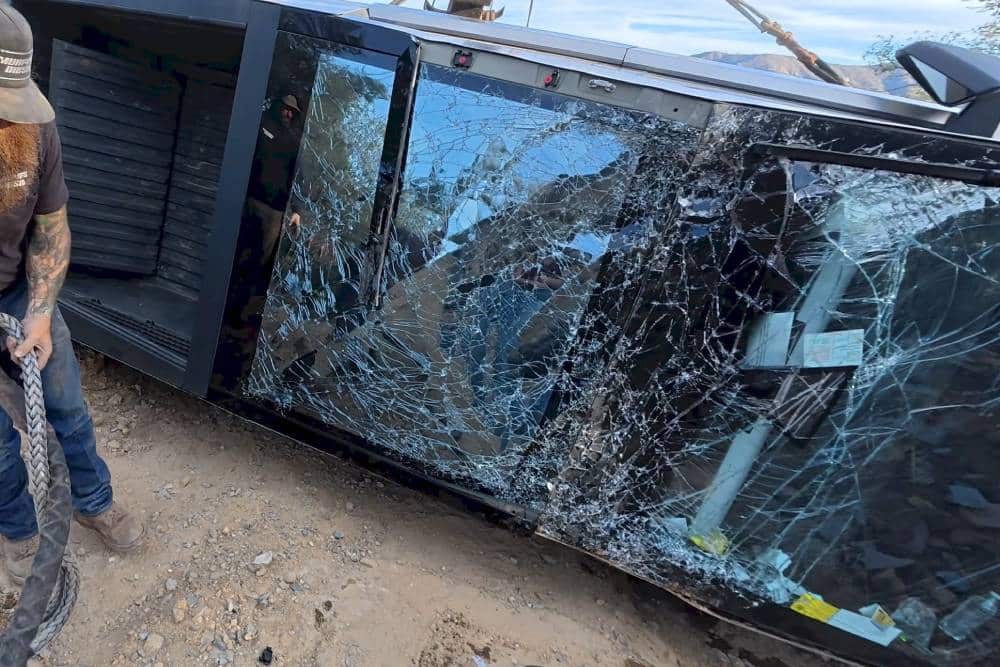 https://autogreeknews.gr/wp-content/uploads/2026/01/tesla-cybertruck-with-no-brakes-flips-over-on-an-o-3.jpg