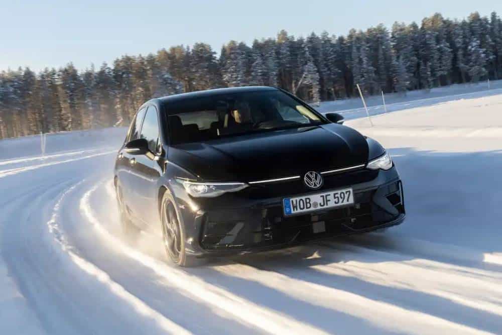 https://autogreeknews.gr/wp-content/uploads/2026/01/vw-golf-r-black-edition-1.jpg