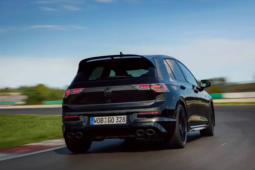 https://autogreeknews.gr/wp-content/uploads/2026/01/vw-golf-r-black-edition-3.jpg