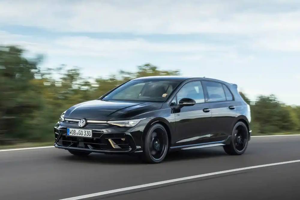 Νέο και σκοτεινό VW Golf R Black Edition με 333 ίππους (+video)