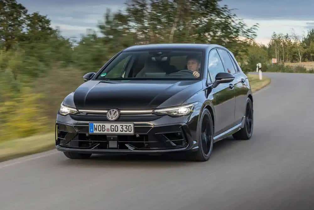 https://autogreeknews.gr/wp-content/uploads/2026/01/vw-golf-r-black-edition-5.jpg