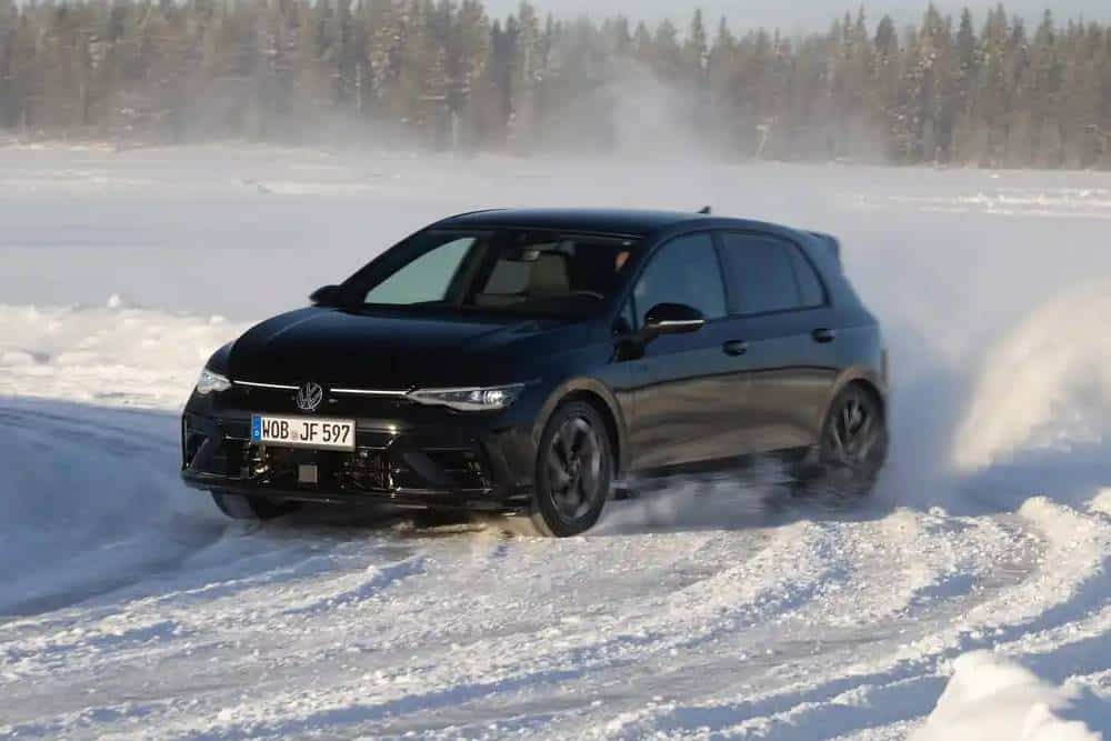 https://autogreeknews.gr/wp-content/uploads/2026/01/vw-golf-r-black-edition-7.jpg