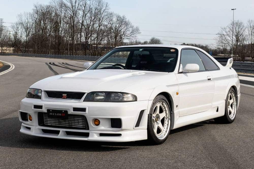 https://autogreeknews.gr/wp-content/uploads/2026/02/1996-nissan-nismo-400r-1.jpg