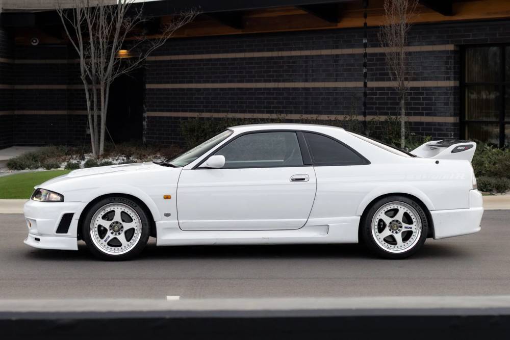 https://autogreeknews.gr/wp-content/uploads/2026/02/1996-nissan-nismo-400r-3.jpg