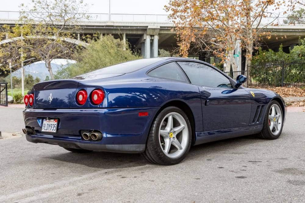 https://autogreeknews.gr/wp-content/uploads/2026/02/2001-ferrari-550-maranello-blu-tour-de-fra-10.jpg