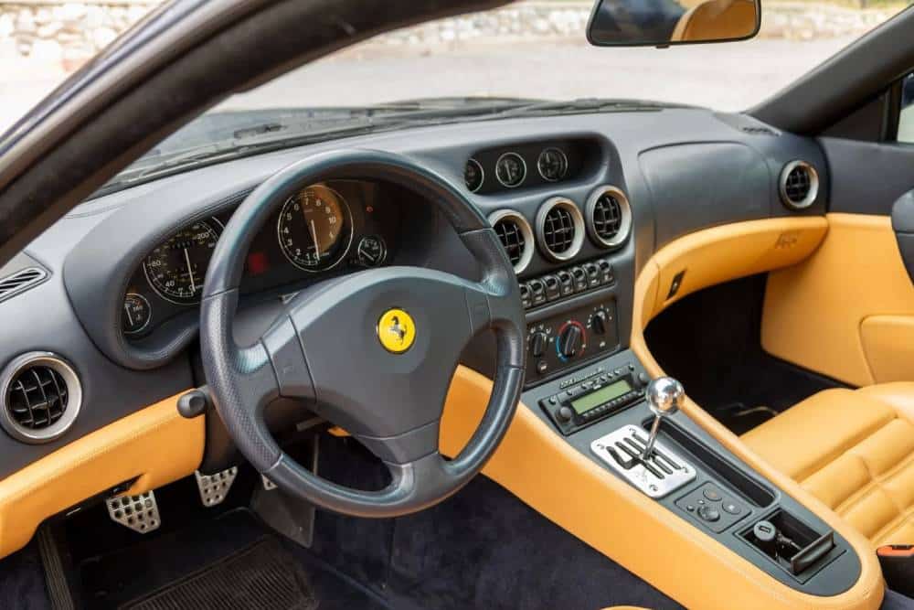 https://autogreeknews.gr/wp-content/uploads/2026/02/2001-ferrari-550-maranello-blu-tour-de-fra-4.jpg