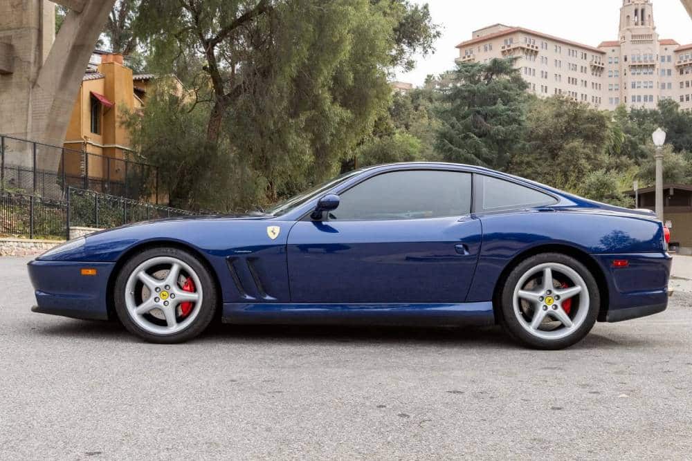 https://autogreeknews.gr/wp-content/uploads/2026/02/2001-ferrari-550-maranello-blu-tour-de-fra-6.jpg
