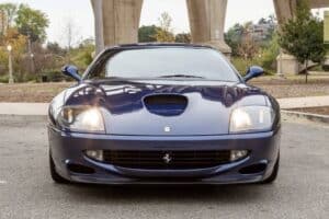 Ferrari 550 Maranelo μας κάνει να τα βλέπουμε όλα μπλε