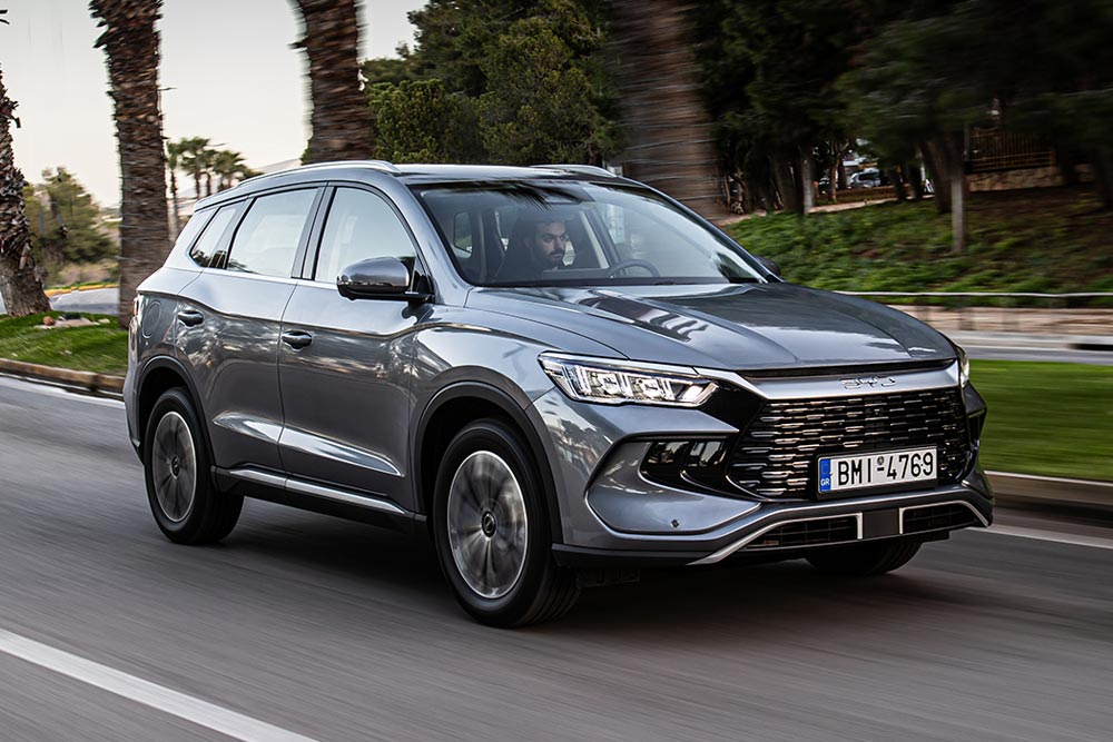 https://autogreeknews.gr/wp-content/uploads/2026/02/BYD-SEALION-5-DM-i-Driving-2.jpg