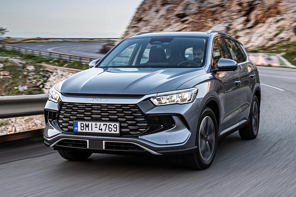 https://autogreeknews.gr/wp-content/uploads/2026/02/BYD-SEALION-5-DM-i-Driving-3.jpg