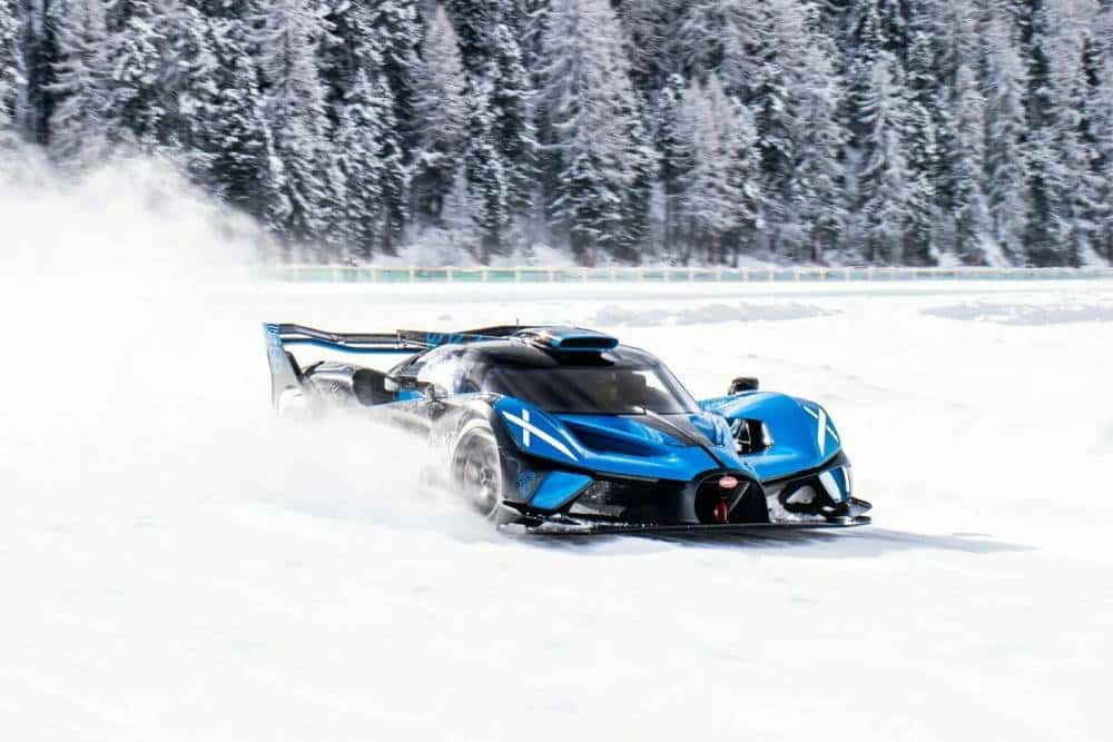 Η Bugatti Bolide και τα εκατομμύρια χορεύουν στο χιόνι (+video)