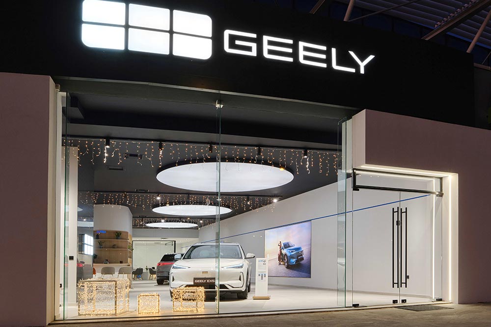 https://autogreeknews.gr/wp-content/uploads/2026/02/Geely-Store.jpg