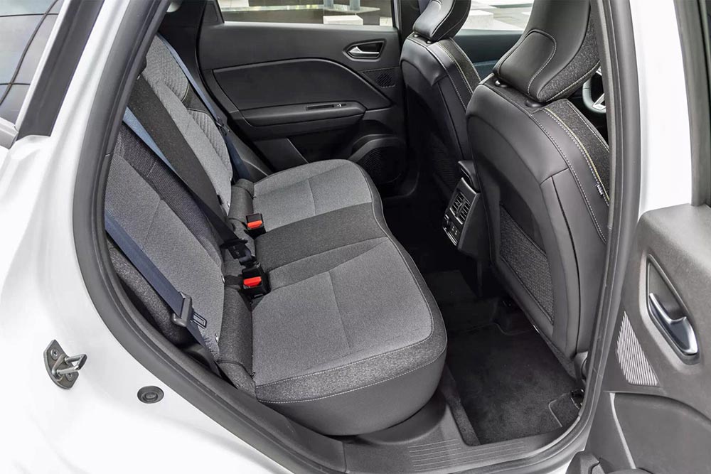 https://autogreeknews.gr/wp-content/uploads/2026/02/New-Renault-Captur-E-Tech-rear-seat.jpg